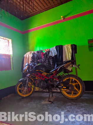 Benelli TNT 150. Double disk